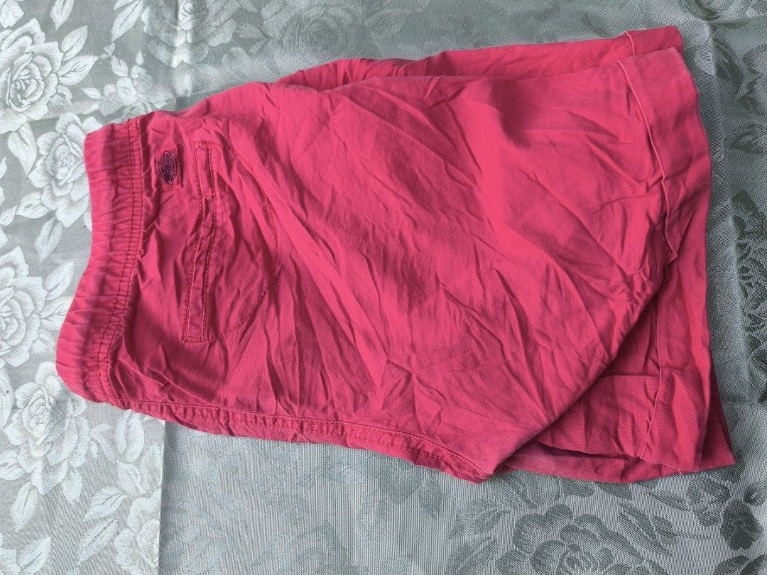 Dickies Pink Elastic Waist Drawstring Shorts Size L (Category: Shorts) located in Akbar. Submitted by gabriieeel (Listing ID 1442238683, Image 3). Description: - Pink Dickies shorts - Size L - Elastic waistband with drawstring - Two side pockets - Made in Vietnam - Ideal for casual wear or lounging.