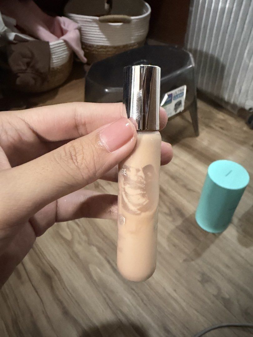 Dior backstage 2N concealer (Category: Makeup) located in Paranaque City. Submitted by l0___ (Listing ID 1442169373, Image 3). Description: Rfs: wrong shade 🥲 umitim ako Super nice sana 50% Note: Im not really a fan of may applicator tapos ilalagay sa face unless its a lippie kasi its unsanitary. So every time i use it, i apply the product sa makeup palette para malinis padin yung concealer coz di ko sya directly inaapply sa face. So rest assure