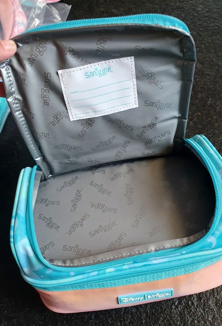 Disney Smiggle Moana Double Decker Lunch Box (Category: Food Organization & Storage) located in San Juan City. Submitted by leyuri_shop2025 (Listing ID 1442172745, Image 2). Description: Smiggle x Disney Moana Double Decker Lunch Box Waterproof material Features Moana print, insulated lining, name label, and rope handle. Perfect for school or picnics! Dimensions: 15×24.5×15.5 cm.
