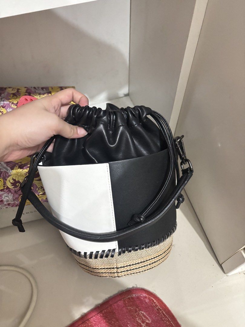 Espadrille bucket bag (Category: Cross-body Bags) located in San Jose del Monte. Submitted by rtemsii (Listing ID 1442281768, Image 1). Description: .