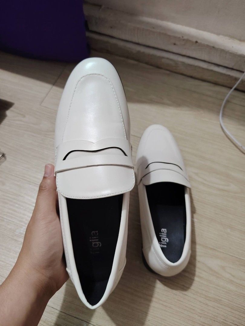 Figlia Nakisha White Loafers (Category: Loafers) located in Manila. Submitted by shwwwnjv (Listing ID 1442240411, Image 2). Description: FIGLIA NAKISHA WHITE LOAFERS UNISEX!! SIZE 37 NEVER USED.