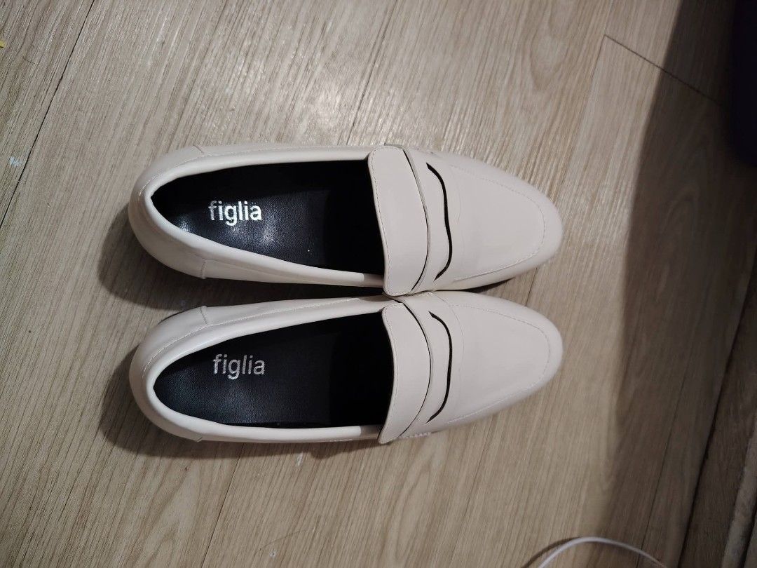 Figlia Nakisha White Loafers (Category: Loafers) located in Manila. Submitted by shwwwnjv (Listing ID 1442240411, Image 1). Description: FIGLIA NAKISHA WHITE LOAFERS UNISEX!! SIZE 37 NEVER USED.