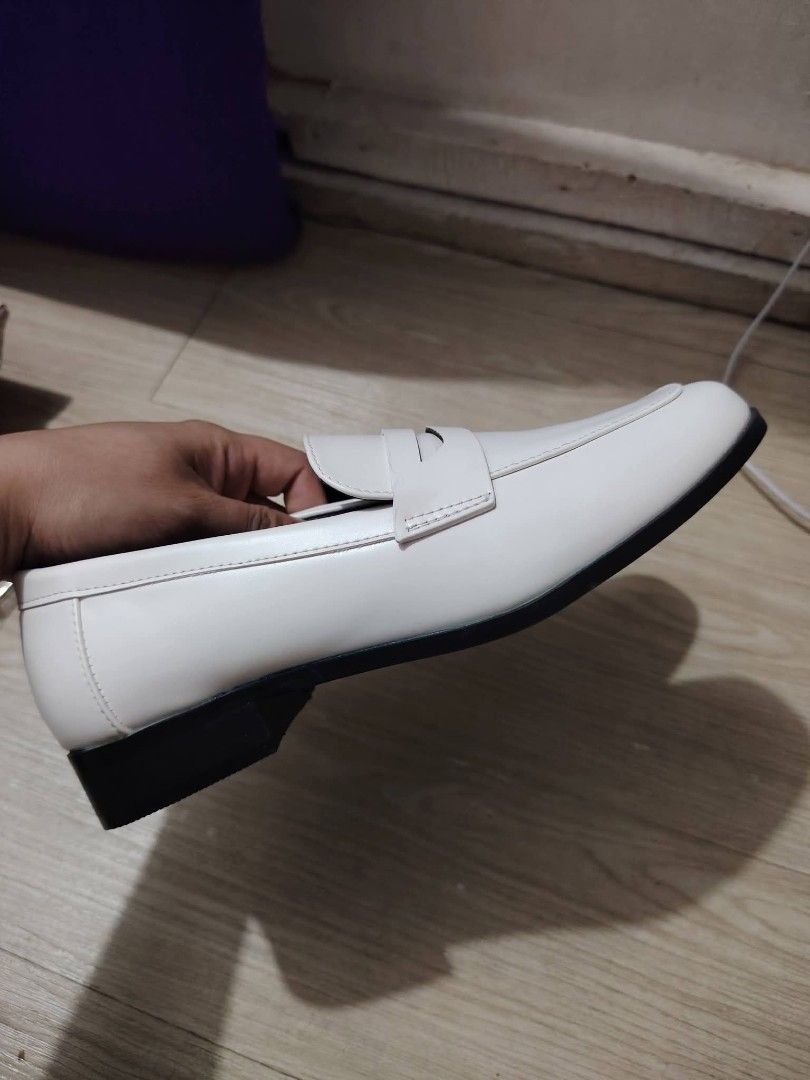 Figlia Nakisha White Loafers (Category: Loafers) located in Manila. Submitted by shwwwnjv (Listing ID 1442240411, Image 3). Description: FIGLIA NAKISHA WHITE LOAFERS UNISEX!! SIZE 37 NEVER USED.