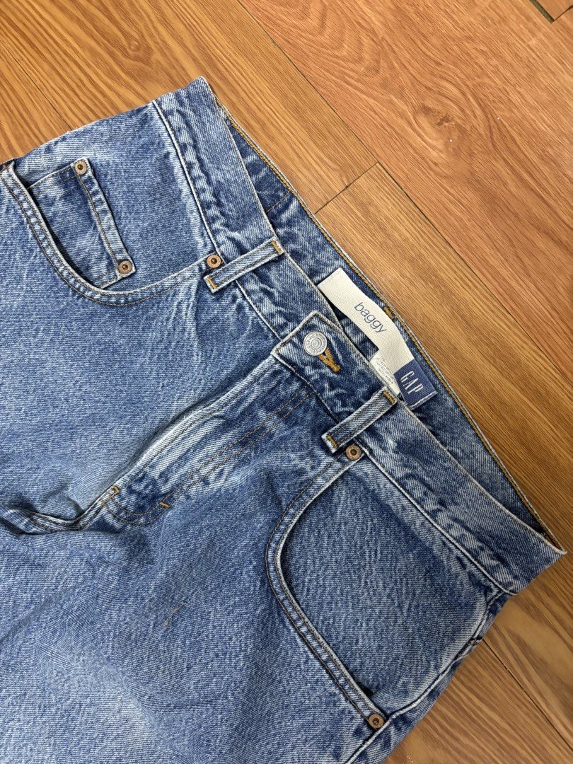 GAP BLUE JEANS BAGGY (Category: Jeans) located in Orani. Submitted by xiantobydeleon (Listing ID 1442326414, Image 2). Description: issue:heel drag shown in the slide.