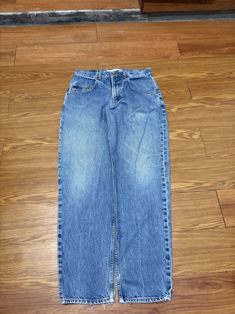 GAP BLUE JEANS BAGGY (Category: Jeans) located in Orani. Submitted by xiantobydeleon (Listing ID 1442326414, Image 1). Description: issue:heel drag shown in the slide.