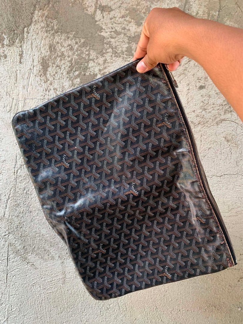 Goyard Clutch (Category: Luxury Bags & Wallets) located in Molave. Submitted by christianc13573 (Listing ID 1442063047, Image 3). Description: VeryGood condition Color rate: 9.5/10 Need Wash & Sign of use Issue: Need to repair the zipper Coded.