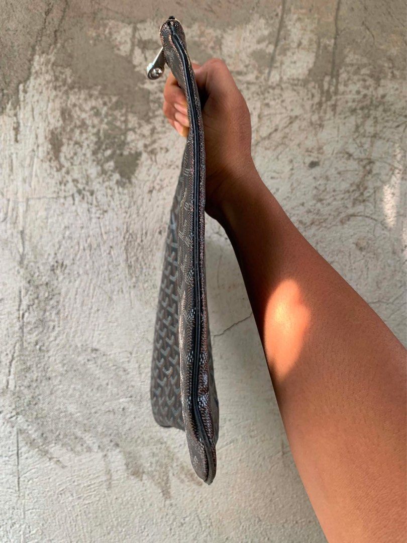 Goyard Clutch (Category: Luxury Bags & Wallets) located in Molave. Submitted by christianc13573 (Listing ID 1442063047, Image 2). Description: VeryGood condition Color rate: 9.5/10 Need Wash & Sign of use Issue: Need to repair the zipper Coded.