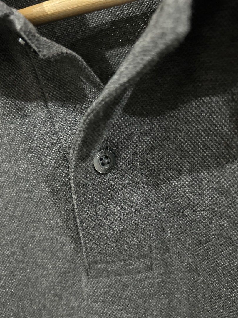 Gray Uniqlo Polo Shirt (Category: Tshirts & Polo Shirts ) located in Baguio. Submitted by siignhere (Listing ID 1442265985, Image 3). Description: .