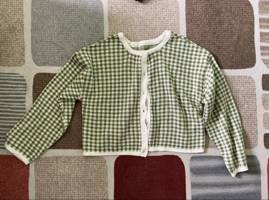 Green Houndstooth Cardigan (Category: Coats, Jackets and Outerwear) located in Bulacan. Submitted by bbiaa (Listing ID 1442177867, Image 1). Description: - size: medium MOP: gcash.
