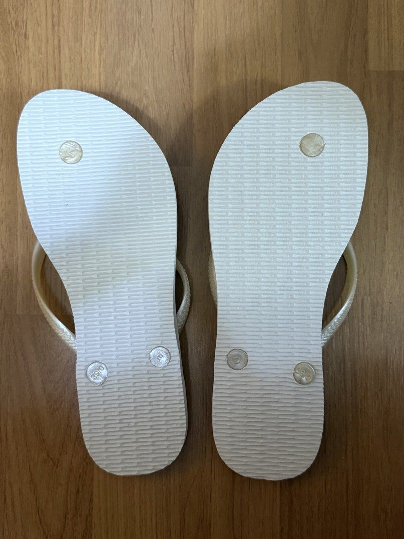 Havaianas White Flip Flops - Size 39/40 (Category: Flipflops and Slides) located in Singapore. Submitted by amandalsx (Listing ID 1442275204, Image 3). Description: - White Havaianas flip flops - Classic design - Comfortable for everyday wear - Brazil size 39/40 (check out listing for full sizing guide) - Brand new but without tag, you can look at the pictures (sandals is very clean and haven’t been worn at all) - There is no packaging/box either