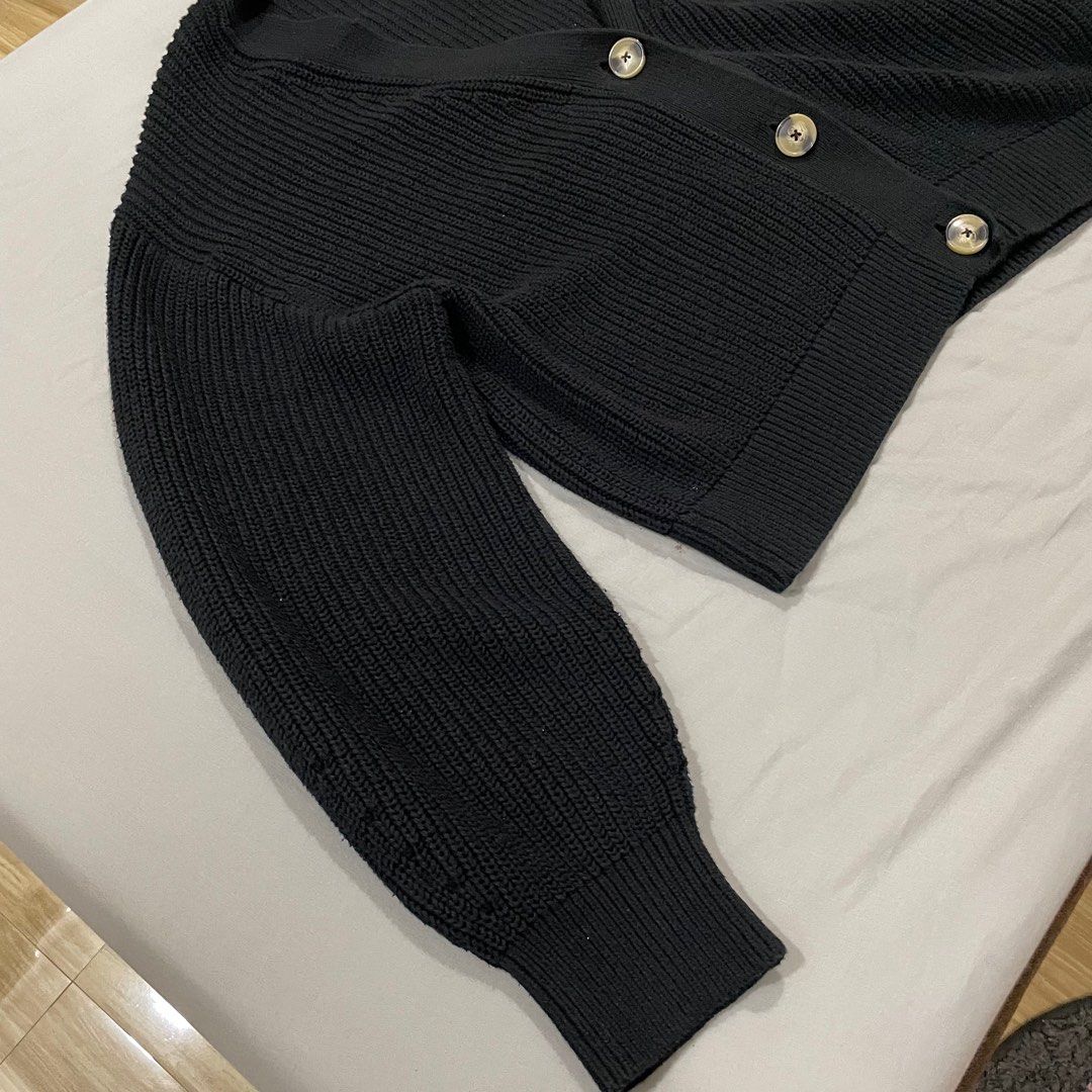 H&M Black Knit Cardigan (Category: Coats, Jackets and Outerwear) located in Manila. Submitted by ffranchesca (Listing ID 1442315634, Image 2). Description: extra button stll attached.