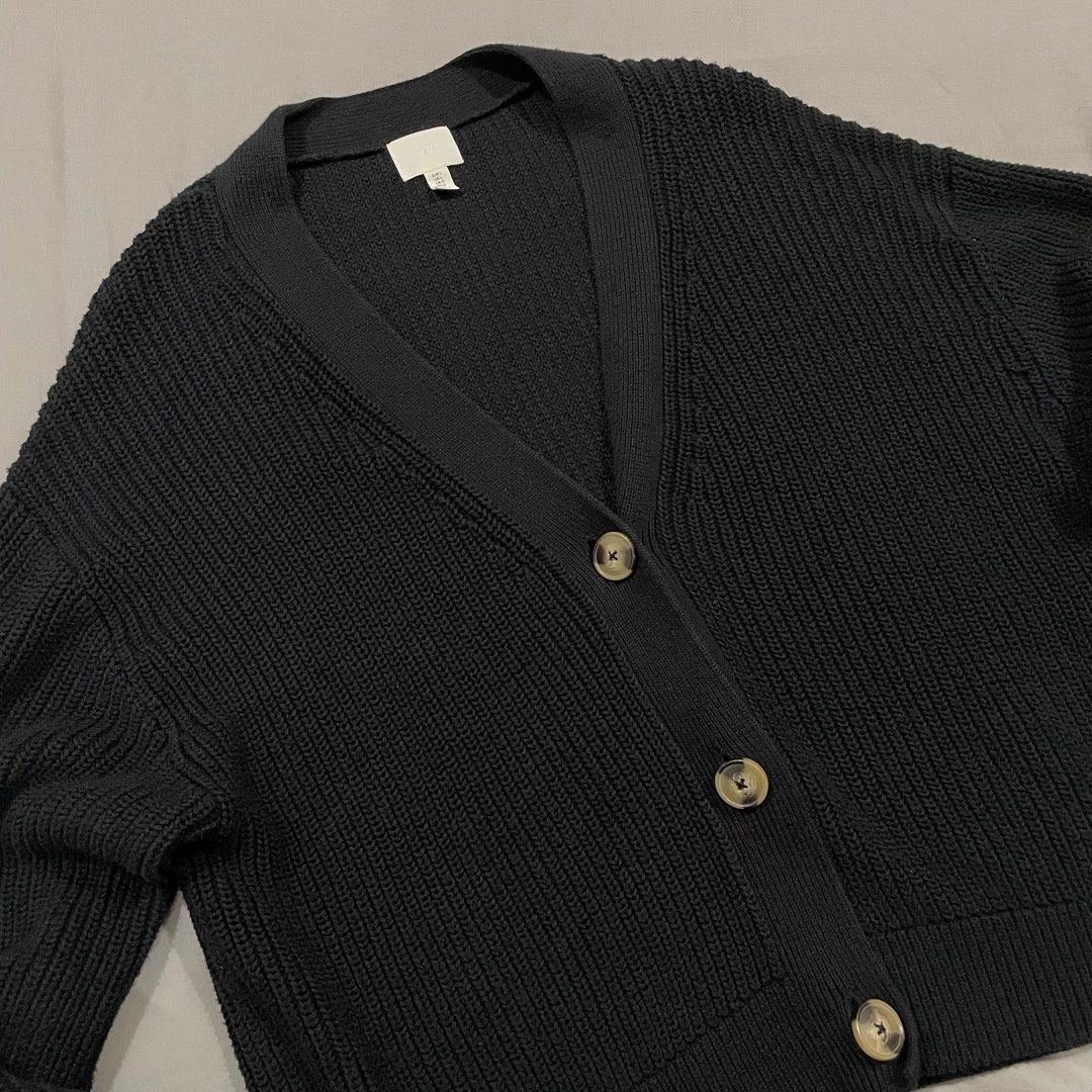 H&M Black Knit Cardigan (Category: Coats, Jackets and Outerwear) located in Manila. Submitted by ffranchesca (Listing ID 1442315634, Image 1). Description: extra button stll attached.
