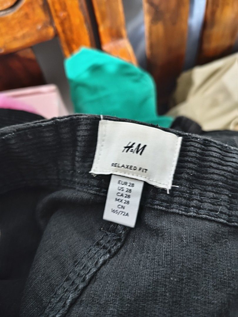 H&M Relaxed Fit Black Pants (Category: Jeans) located in Quezon City. Submitted by affordable1 (Listing ID 1442304070, Image 2). Description: - Black H&M Pants - Relaxed Fit - Size 28 Waist - Ideal for Casual Wear 28-30 waist length 39 - Simple and Versatile Design - Easy to Pair with Any Top.