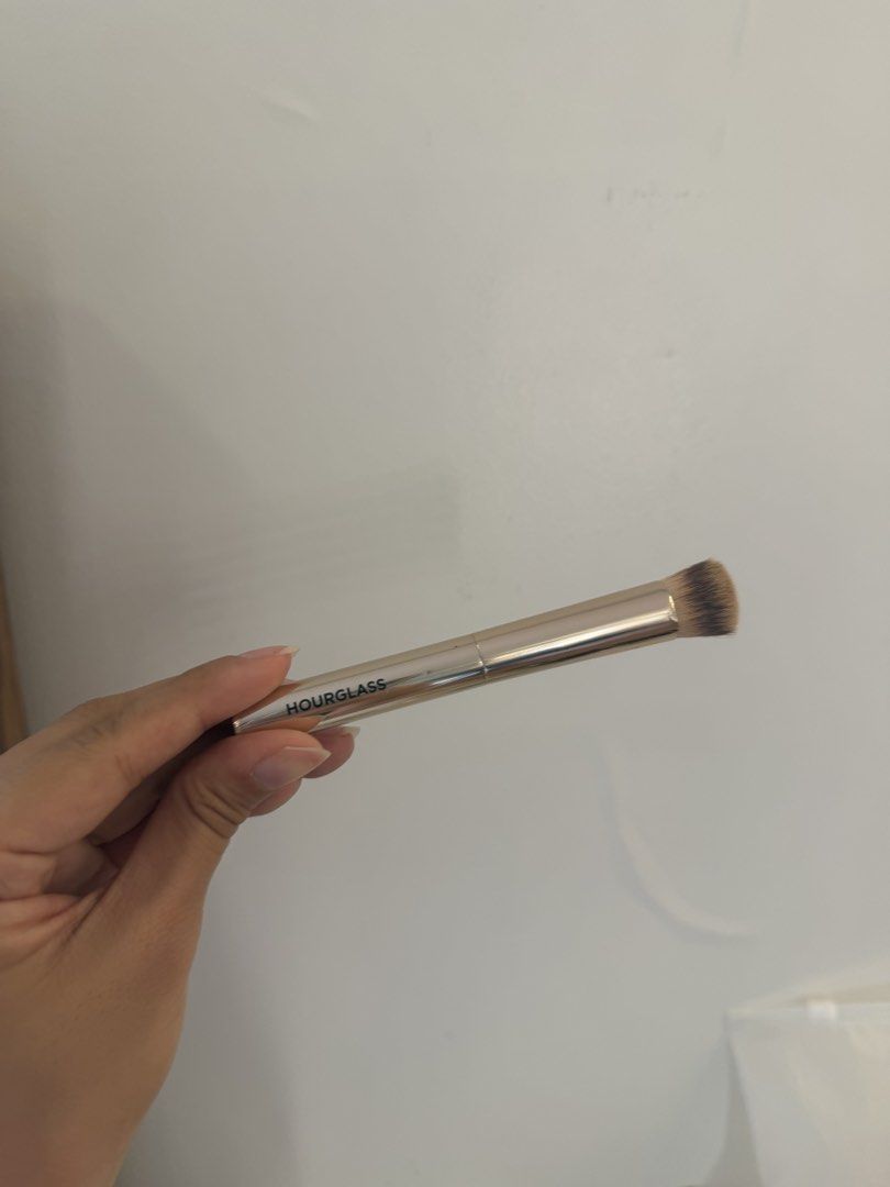 Hourglass concealer brush (Category: Makeup) located in Quezon City. Submitted by destashingmycloset (Listing ID 1442172203, Image 1). Description: .