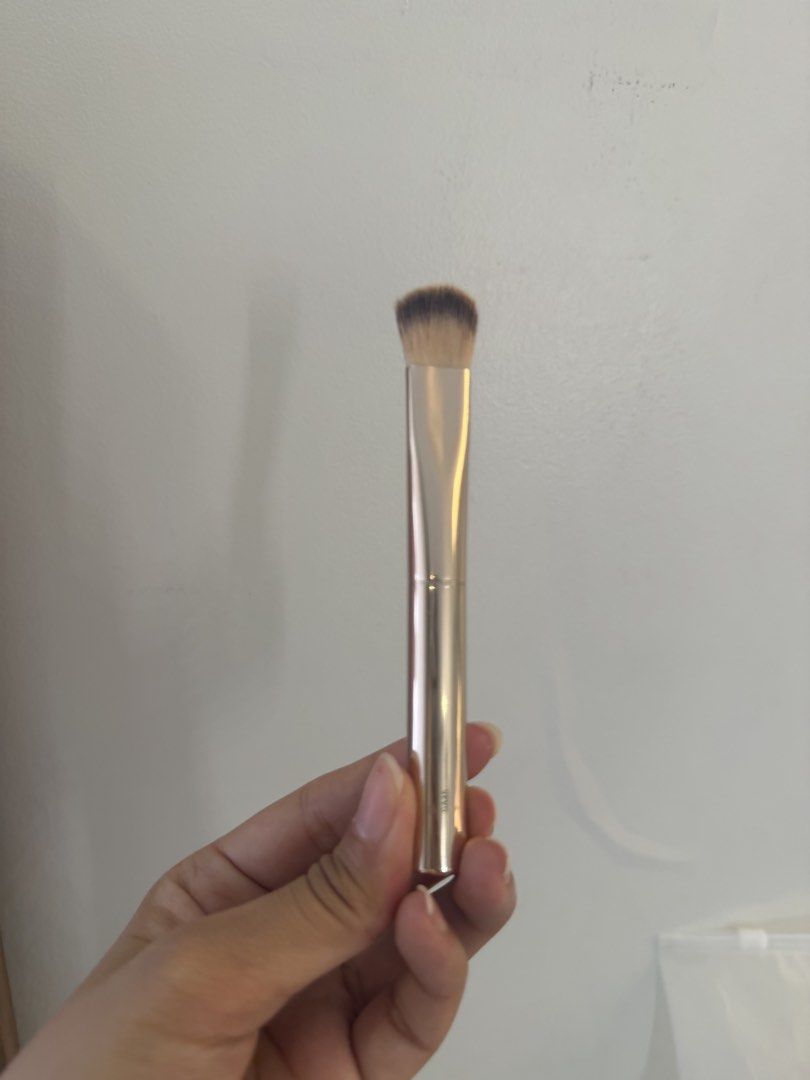 Hourglass concealer brush (Category: Makeup) located in Quezon City. Submitted by destashingmycloset (Listing ID 1442172203, Image 2). Description: .