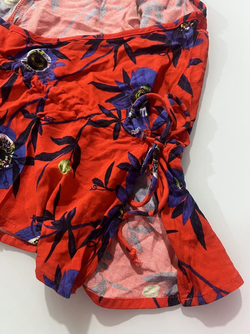 H&R Red Floral Halter Top (Category: Sleeveless) located in Quezon City. Submitted by ccloset.cleanup (Listing ID 1442316261, Image 3). Description: 100% AUTHENTIC 💛 ❌ I WILL NOT REPLY TO LOW BALLERS 📣NO WHEN WORN PHOTOS, since flat-lay measurements are provided 🛵Mode of Delivery: Only Lalamove, Grab, or Angkas *Booking & Shipping fees, booked and shouldered by the Buyer* 💰Mode of Payment: GCash or Bank Transfer (BDO or BPI) *Payment Before S