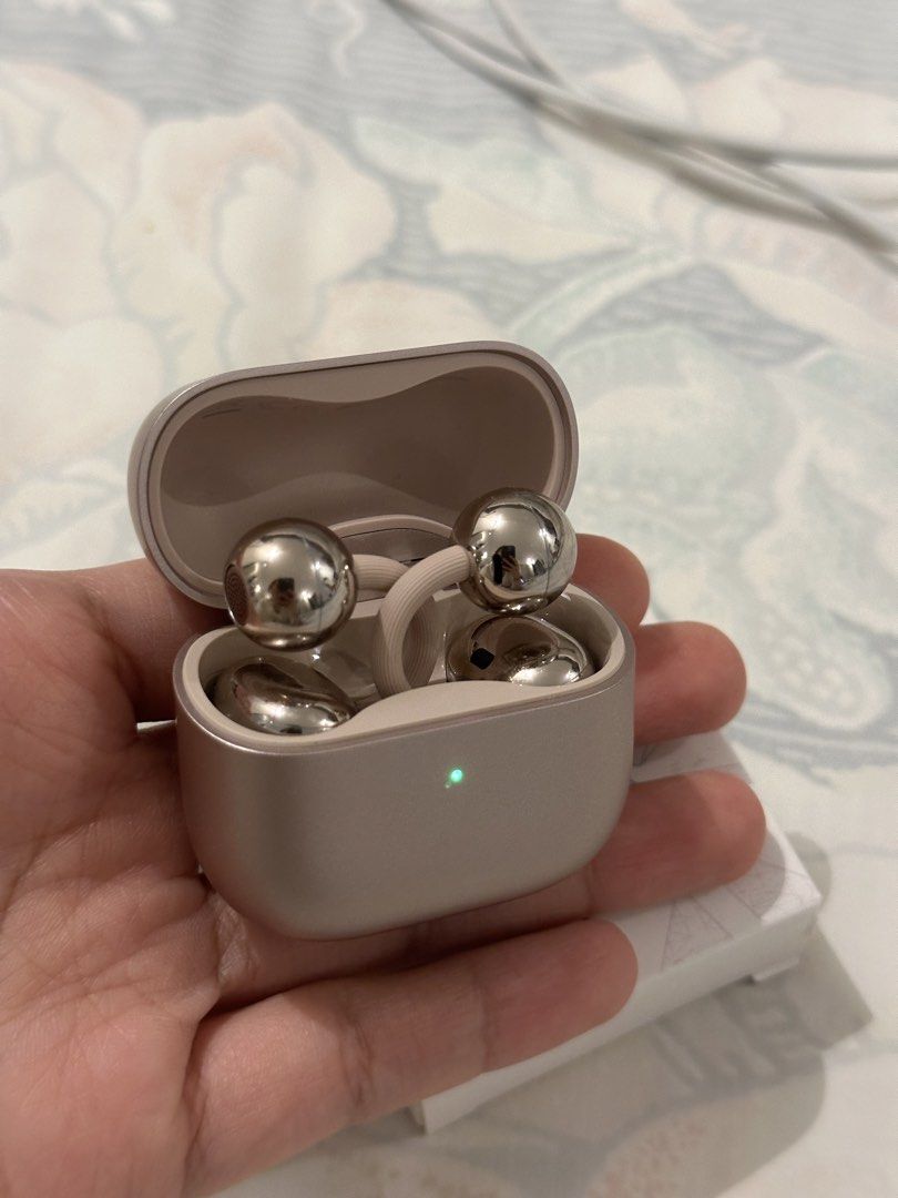 Huawei FreeClip 2 in Rose Gold (Category: Other Mobile & Gadget Accessories) located in Kalibo. Submitted by postjoonie (Listing ID 1442276908, Image 2). Description: perfect for those who run or play pickleball but still want to listen to music! Also comes with the snowflake accessory clip. 🫶🏼 free shipping for sure buyer. rfs: impulse buy, don’t get to use it as much 🥲 .