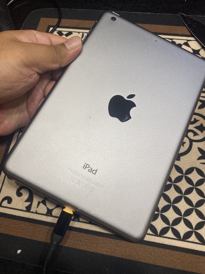 IPAD MINI 2 (Category: iPad) located in Kuala Lumpur. Submitted by syamimmustafa (Listing ID 1442225213, Image 1). Description: Ipad mini 2 -ipad only no charger and box -boleh tgk netflix , search youtube -battery health tak pasti -bukan penggunaan yg heavy -sesuai utk bwk travel dan tgk movie -utk anak kecik nk main game tgk video boleh lagi. Harga rm200 blh nego WS 0147248015.