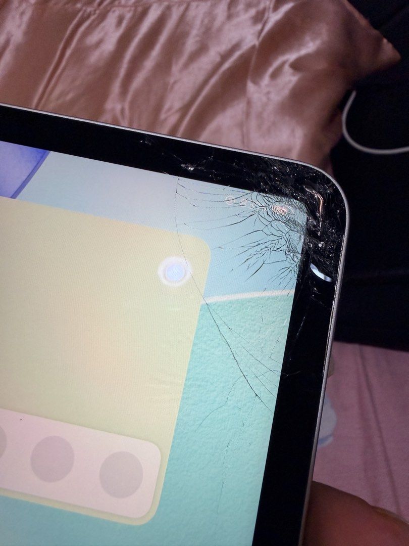 Ipad Pro 11 M1 (3rd Gen) 256GB (Category: iPad) located in Paranaque City. Submitted by hannah.agupit (Listing ID 1442176882, Image 3). Description: Issue: as seen on pics broken screen kayo na po papalit.. bukod doon walang issue still working as usual… Battery life still in very good condition 256GB Ready to use.