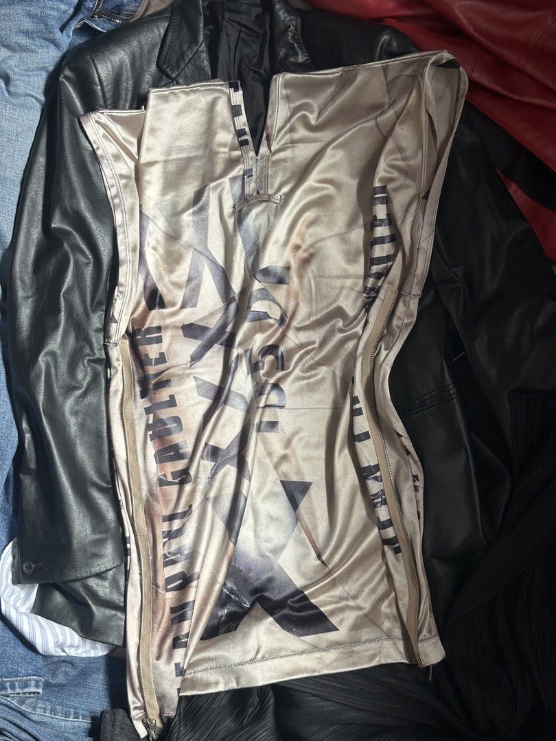 Jean Paul Gaultier Graphic Print Top (Category: Sleeveless) located in Mandaluyong City. Submitted by ohndes (Listing ID 1442186665, Image 2). Description: Jean Paul Gaultier Graphic Top Can be worn as a dress Side zip detail.