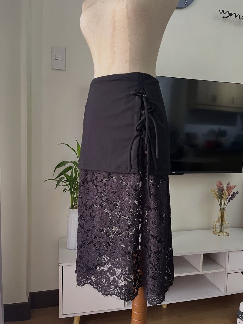 Lace skirt lining on top (Category: Skirts) located in Pasig City. Submitted by threadhumore (Listing ID 1442197849, Image 2). Description: Size: Small 1pc available Condition: 5/5 NEW.
