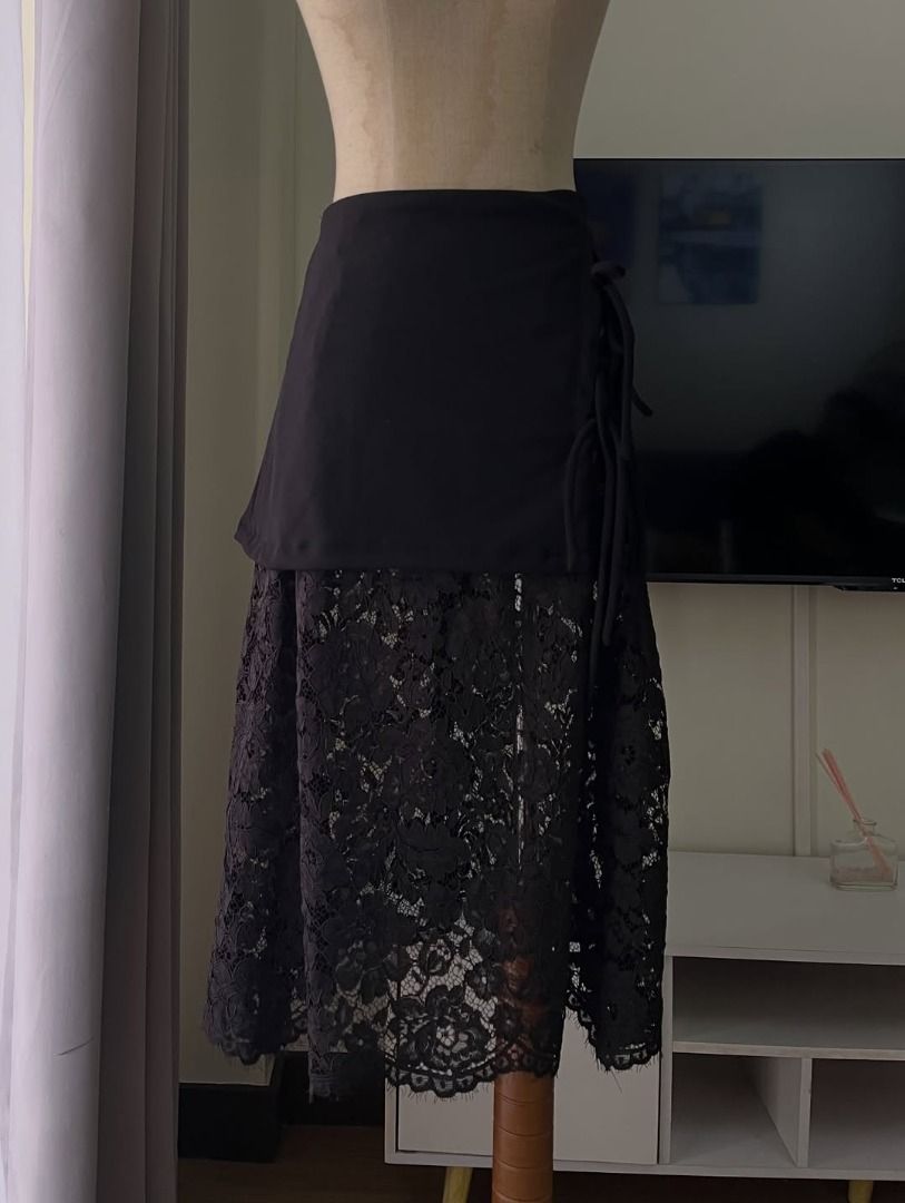 Lace skirt lining on top (Category: Skirts) located in Pasig City. Submitted by threadhumore (Listing ID 1442197849, Image 1). Description: Size: Small 1pc available Condition: 5/5 NEW.