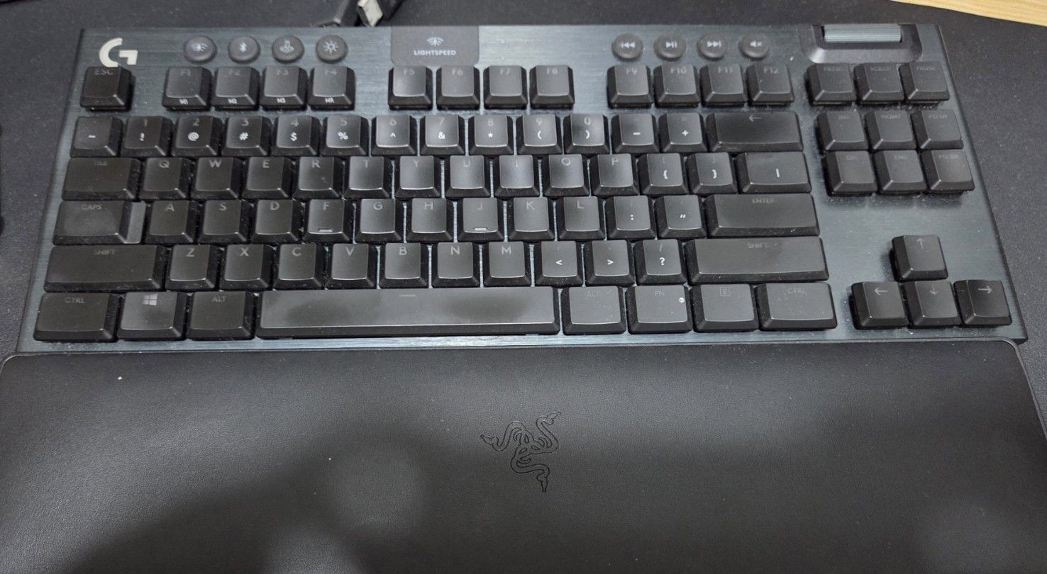 Logitech G915 TKL Mechanical Gaming Keyboard475019682492590080
