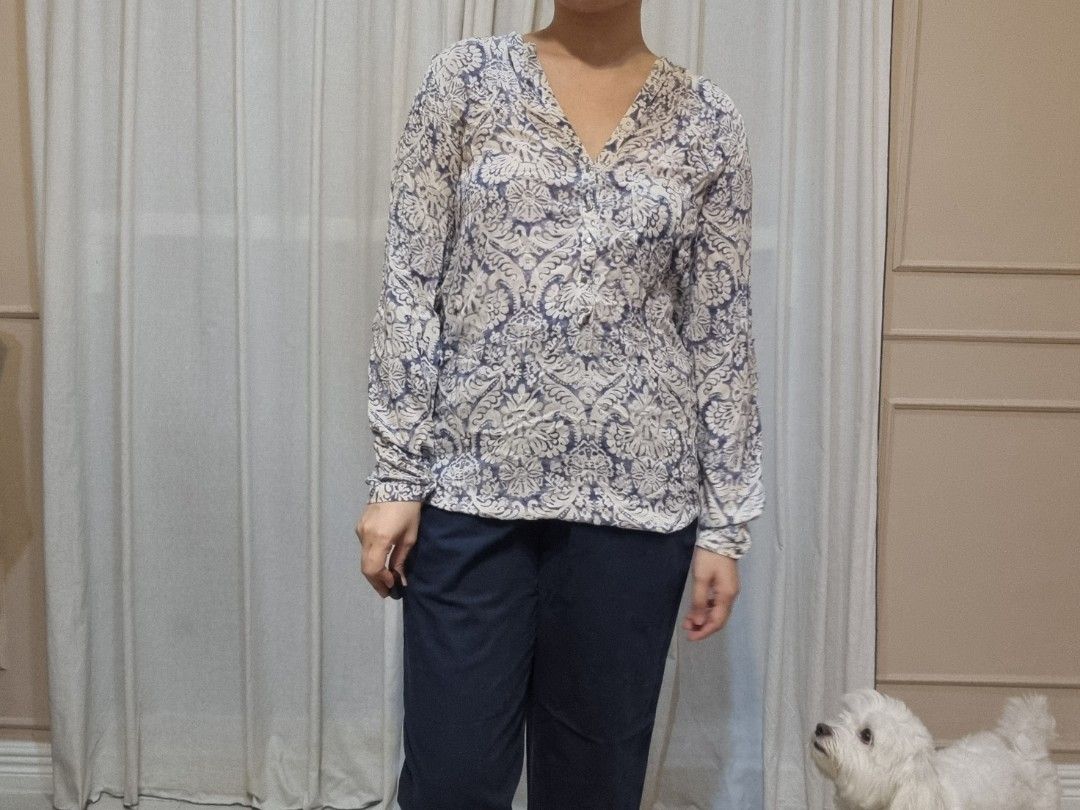 Zara Long Sleeve V-Neck Printed Blouse (Category: Blouses) located in Quezon City. Submitted by halylauren (Listing ID 1442309682, Image 3). Description: - Lightweight long sleeve blouse - V-neckline - Blue and white paisley-like print - Fabric has a slight sheen - Versatile for dressing up or down - Easy to pair with jeans or trousers.