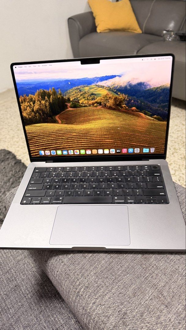MacBook Pro 14”474890380467906560