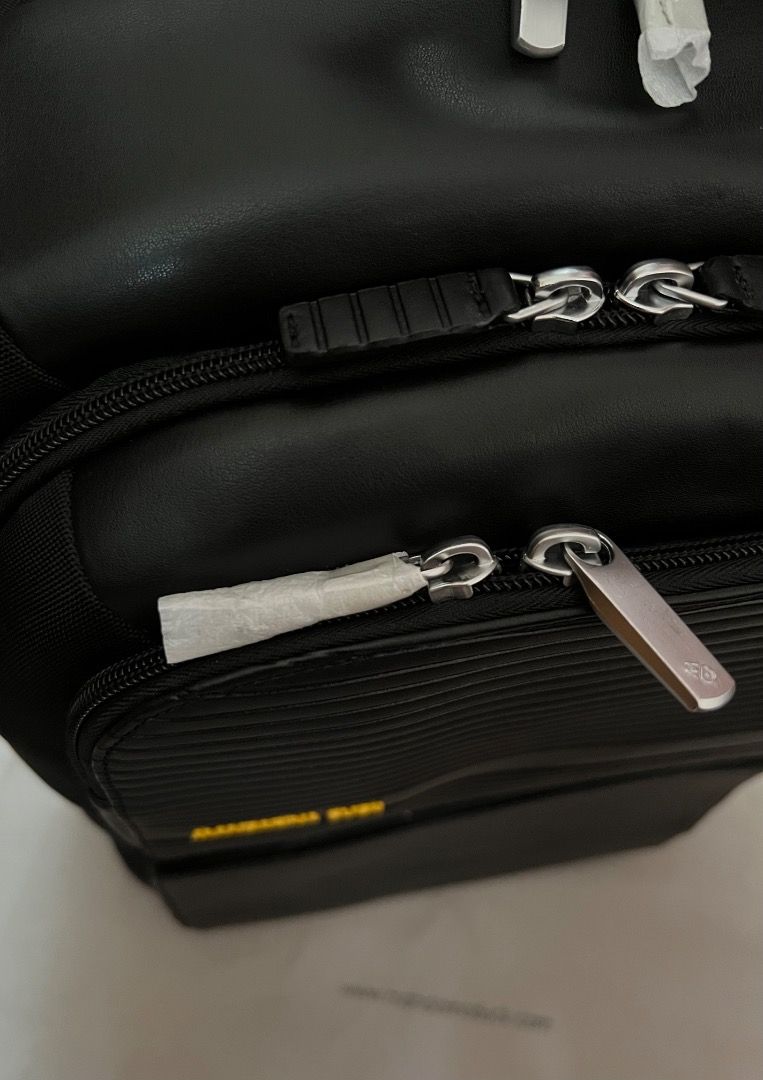 MANDARINA DUCK Backpack 背囊 書包 nike porter gregory （分類：背包）位於 Hong Kong。 由 ovalentino 提交（商品編號 1442246884，圖片 2）。簡介： 全新，絕版 New old stock，原價約 $2000 Size : 41x30x10(cm) Color : Black 圖9-10 為同款參考圖 大容量，有電腦格層，可掛行李箱🧳，適合返工返學，送禮自用皆宜🎁 歡迎順豐，可選擇順豐櫃自取 謝絕議價 Thanks。