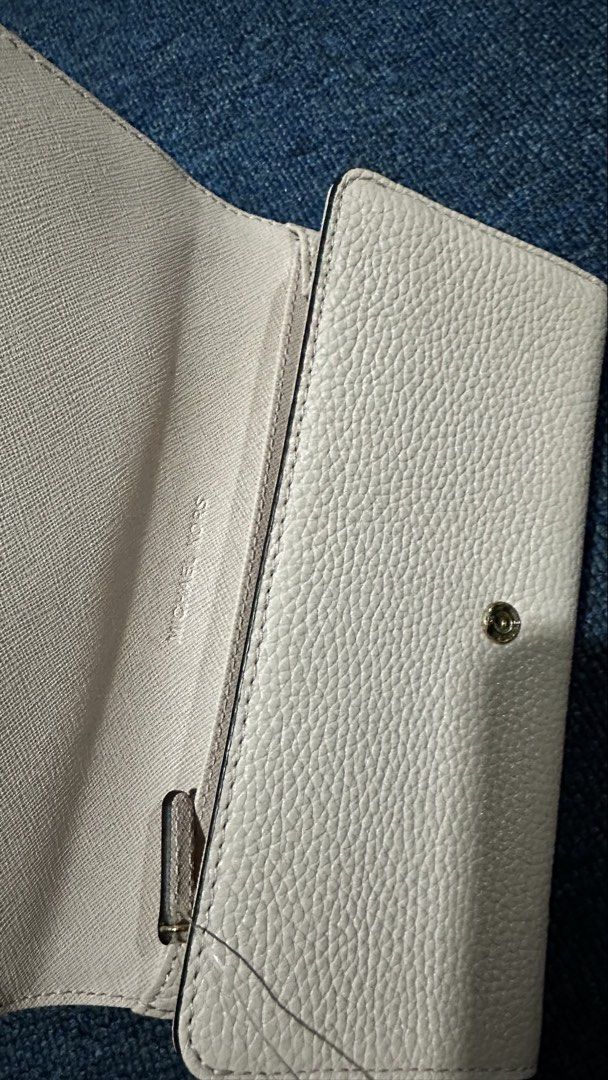 MK (Category: Wallets & Card holders) located in Quezon City. Submitted by christopherkirk (Listing ID 1442217983, Image 3). Description: Brand new No tag From Australia Qc area.