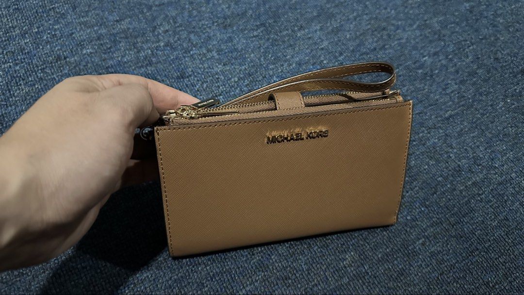MK (Category: Wallets & Card holders) located in Quezon City. Submitted by christopherkirk (Listing ID 1442218563, Image 2). Description: Brown MK wallet Brand new .