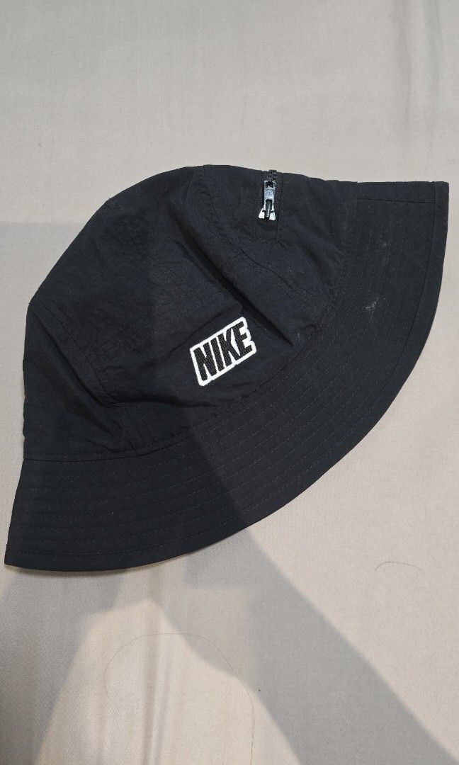 Nike Apex Bucket Hat (Category: Hats & Beanies) located in Taguig. Submitted by c_rivera (Listing ID 1442293853, Image 3). Description: 10 out of 10. Size small. water repellant fabric..
