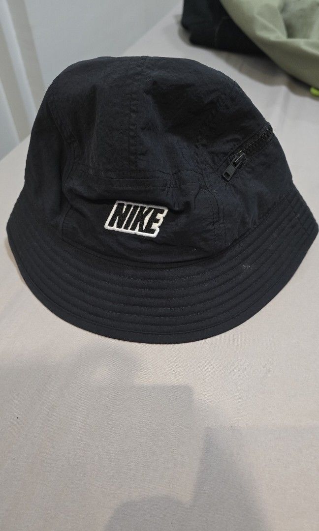 Nike Apex Bucket Hat (Category: Hats & Beanies) located in Taguig. Submitted by c_rivera (Listing ID 1442293853, Image 2). Description: 10 out of 10. Size small. water repellant fabric..