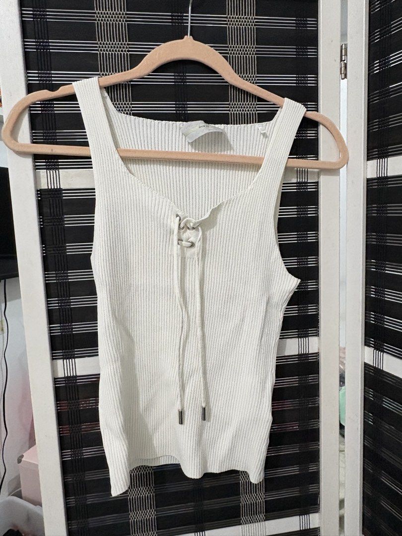 Original Guess White Fitted Ribbed Bodycon Top (Category: Sleeveless) located in Pasig City. Submitted by steffimac7 (Listing ID 1442339429, Image 2). Description: .