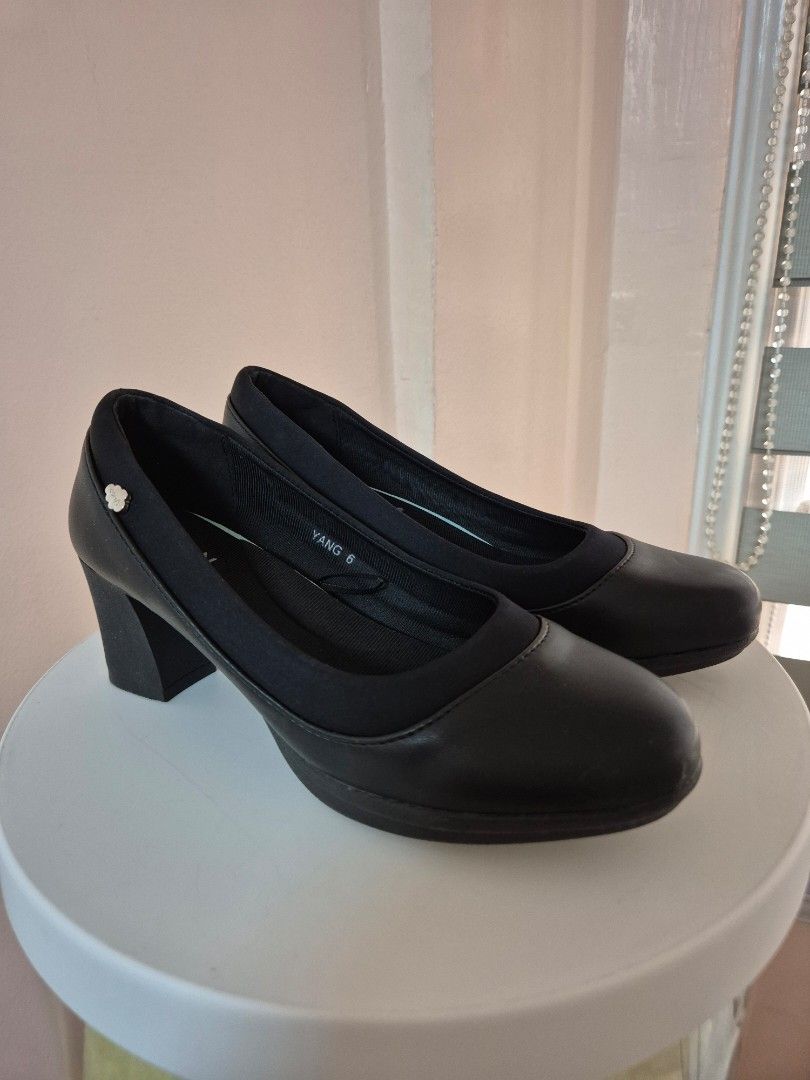 Parisian Comfy Office Shoes heels (Category: Heels) located in Makati City. Submitted by nkris07 (Listing ID 1442206110, Image 2). Description: from SM Parisian Comfy this is brandnew with box, never been used outside🩶 comfy & soft US6.