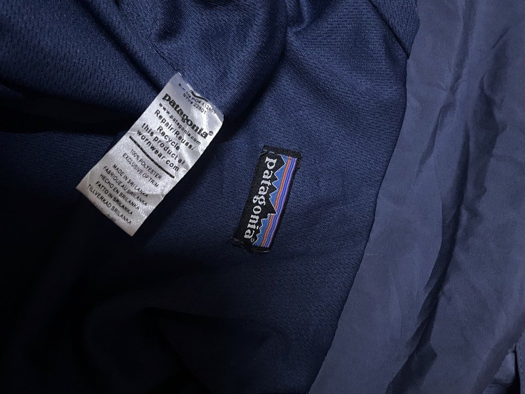 Patagonia water proof wind breaker (Category: Coats, Jackets and Outerwear) located in Pontevedra. Submitted by thrift01 (Listing ID 1442221134, Image 2). Description: - Blue Patagonia jacket with hood - Iconic Patagonia logo on the chest - Two convenient front pockets - Stylish reflective piping on sleeves - Made from 100% durable polyester - Ideal for all your outdoor activities WATER RESISTANT .