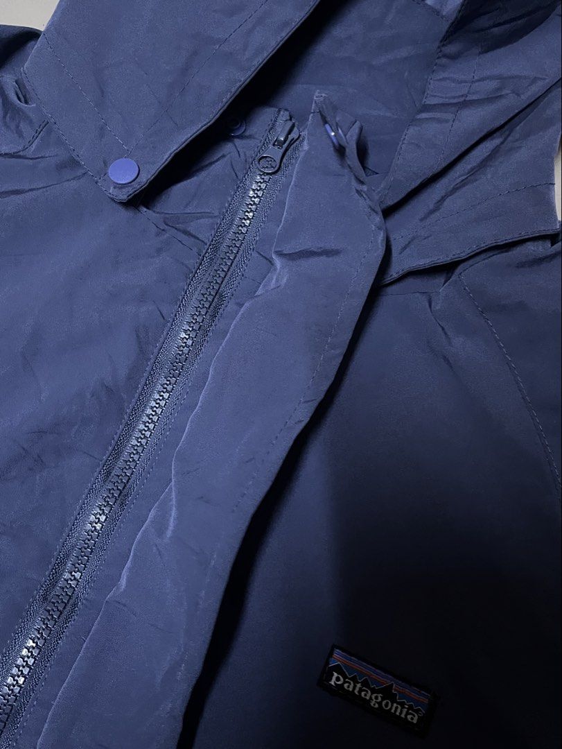 Patagonia water proof wind breaker (Category: Coats, Jackets and Outerwear) located in Pontevedra. Submitted by thrift01 (Listing ID 1442221134, Image 3). Description: - Blue Patagonia jacket with hood - Iconic Patagonia logo on the chest - Two convenient front pockets - Stylish reflective piping on sleeves - Made from 100% durable polyester - Ideal for all your outdoor activities WATER RESISTANT .