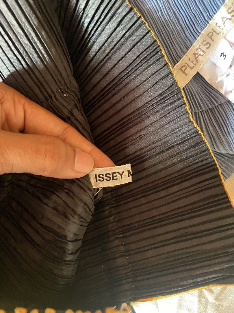 Pleats Please Issey Miyake (Category: Luxury Apparel) located in Iriga City. Submitted by rewear.ag (Listing ID 1442318584, Image 3). Description: Only the stringbag available 2500!!.