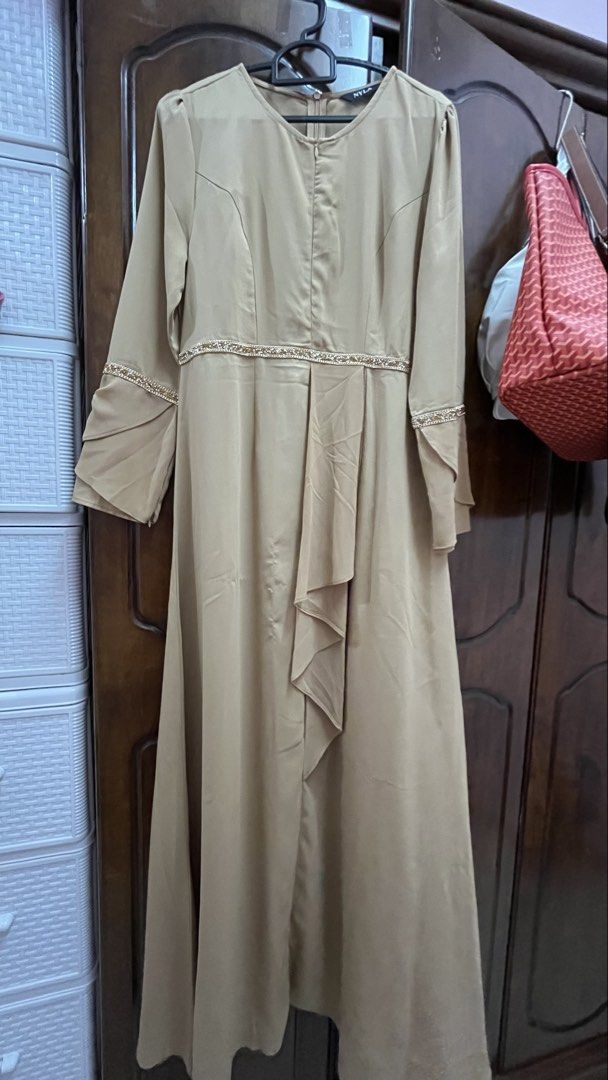 preloved (Category: Evening Dresses & Gowns) located in Ayer Keroh. Submitted by ellycamyla (Listing ID 1442279804, Image 1). Description: 155cm-165cm .