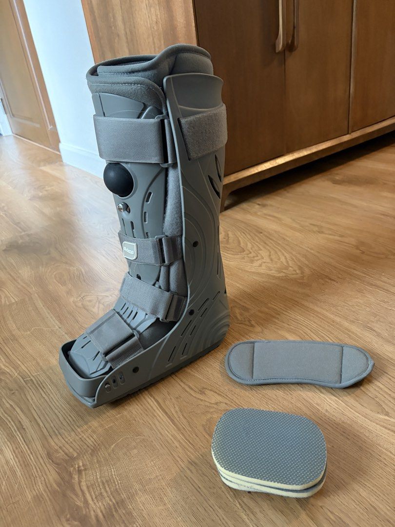 Prime Aircast Walking Boot (Category: Medical Supplies & Tools) located in Mandaluyong City. Submitted by sarisarisstore (Listing ID 1442187769, Image 1). Description: Size Medium Used for 6 weeks. Prime Brand bought for 6,600 Selling for 3500 In good Condition, complete accesories. Box not included.