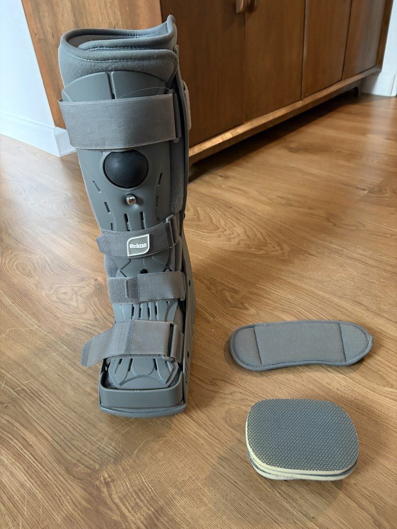 Prime Aircast Walking Boot (Category: Medical Supplies & Tools) located in Mandaluyong City. Submitted by sarisarisstore (Listing ID 1442187769, Image 2). Description: Size Medium Used for 6 weeks. Prime Brand bought for 6,600 Selling for 3500 In good Condition, complete accesories. Box not included.
