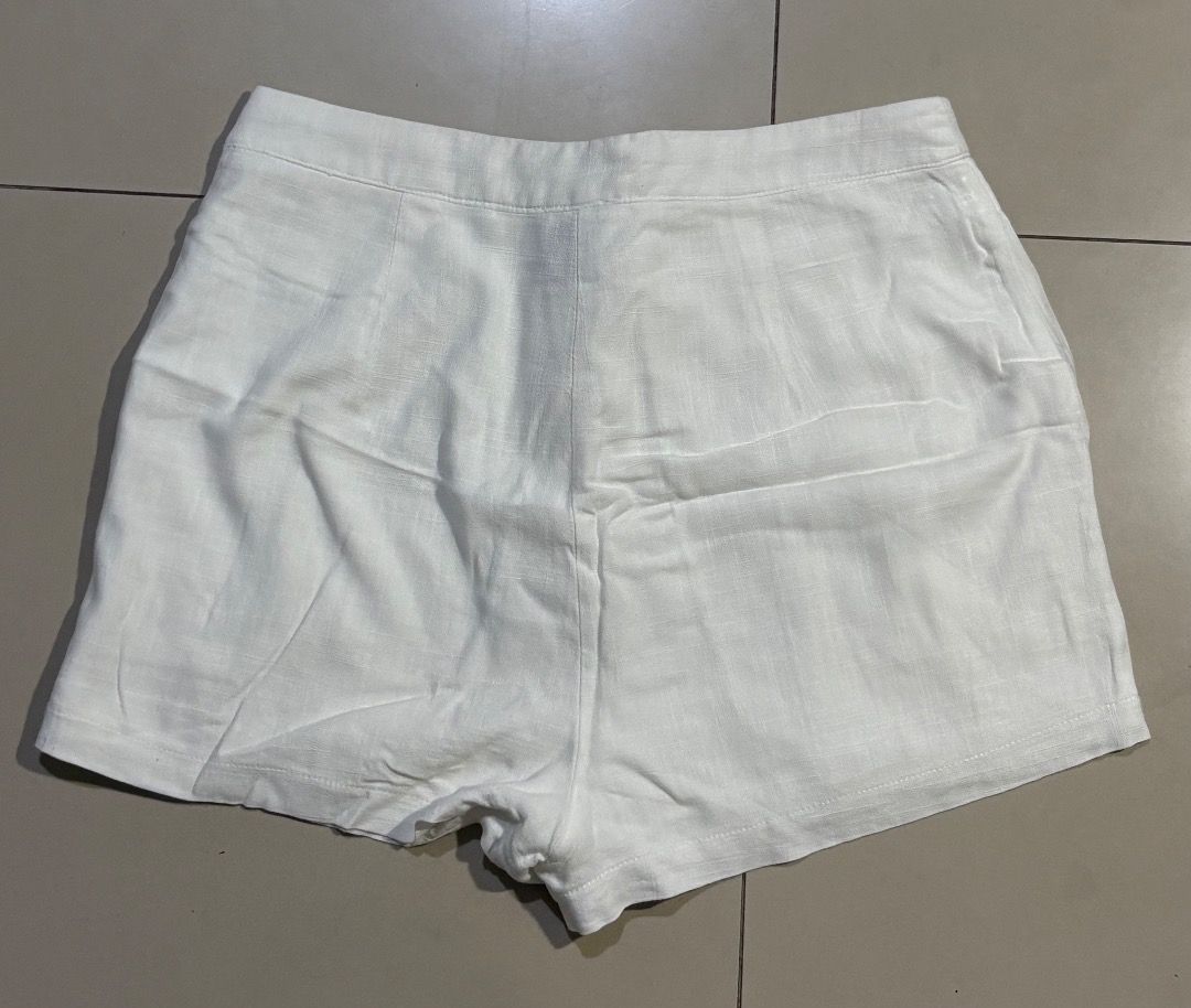 Princess Polly White Linen Short (Category: Shorts) located in Bacolod City. Submitted by lemarci888 (Listing ID 1442314365, Image 2). Description: .