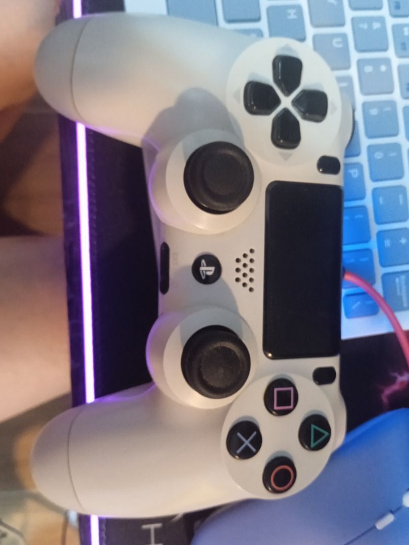 Ps4 controller （分類：手掣）位於 Hong Kong。 由 leoloveset33 提交（商品編號 1442317489，圖片 1）。簡介： Ps4 controller 淨返黑色新電$150。