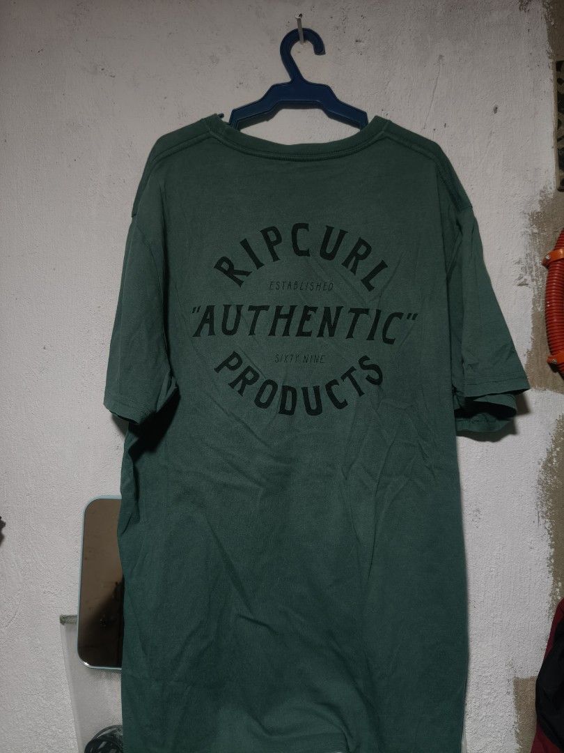 Rip Curl Authentic Products Green T-Shirt Size L (Category: Tshirts & Polo Shirts ) located in Bacolod City. Submitted by rymndslais (Listing ID 1442281913, Image 1). Description: - Green Rip Curl T-shirt - Features 'Authentic Products' graphic on the back - Standard fit, size Large - Perfect for casual everyday wear.