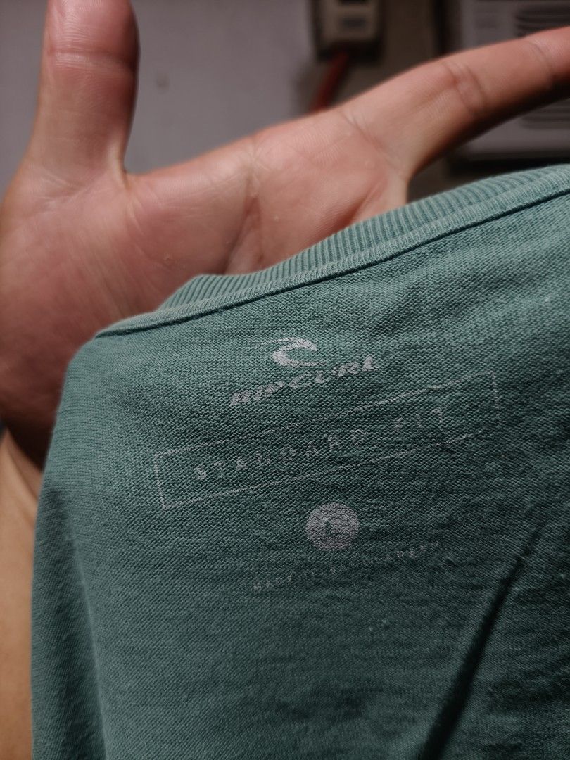 Rip Curl Authentic Products Green T-Shirt Size L (Category: Tshirts & Polo Shirts ) located in Bacolod City. Submitted by rymndslais (Listing ID 1442281913, Image 3). Description: - Green Rip Curl T-shirt - Features 'Authentic Products' graphic on the back - Standard fit, size Large - Perfect for casual everyday wear.