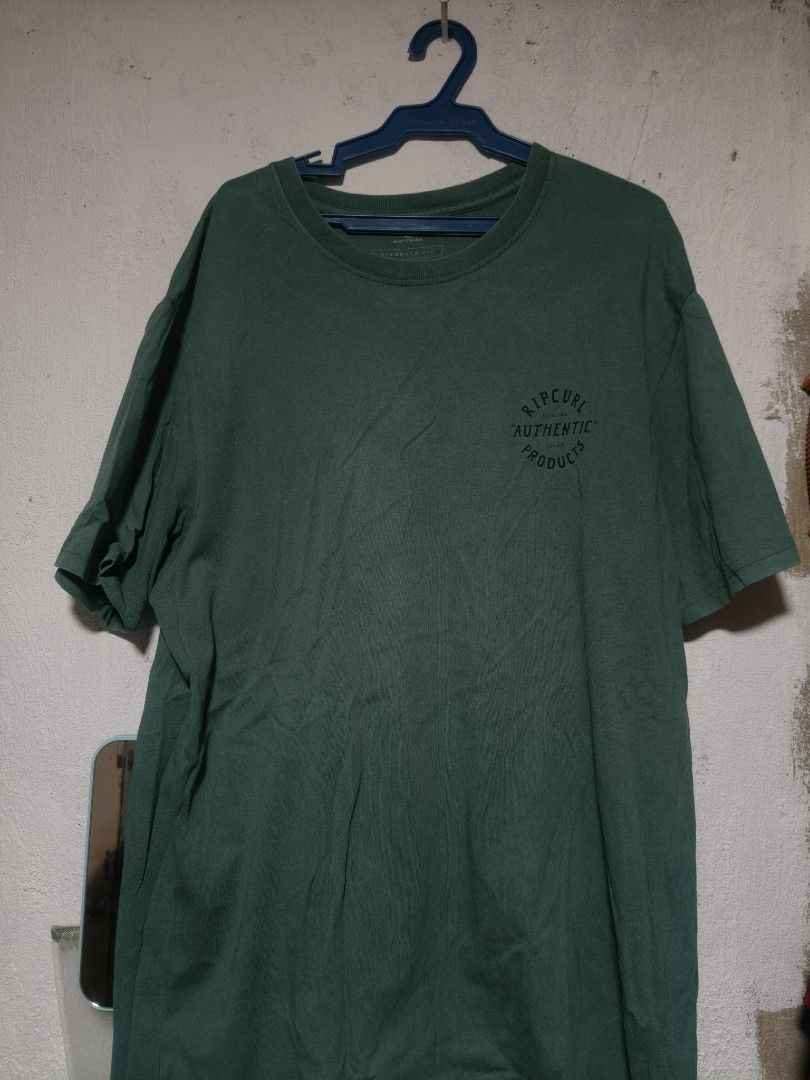 Rip Curl Authentic Products Green T-Shirt Size L (Category: Tshirts & Polo Shirts ) located in Bacolod City. Submitted by rymndslais (Listing ID 1442281913, Image 2). Description: - Green Rip Curl T-shirt - Features 'Authentic Products' graphic on the back - Standard fit, size Large - Perfect for casual everyday wear.