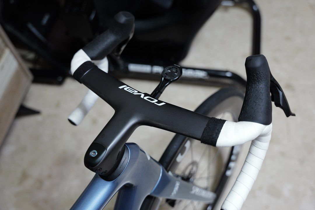 Roval Rapide Integrated Handlebar (Category: Bicycles) located in Singapore. Submitted by shawn_the__sheep (Listing ID 1442277787, Image 1). Description: - 380x115 - Custom white logo.