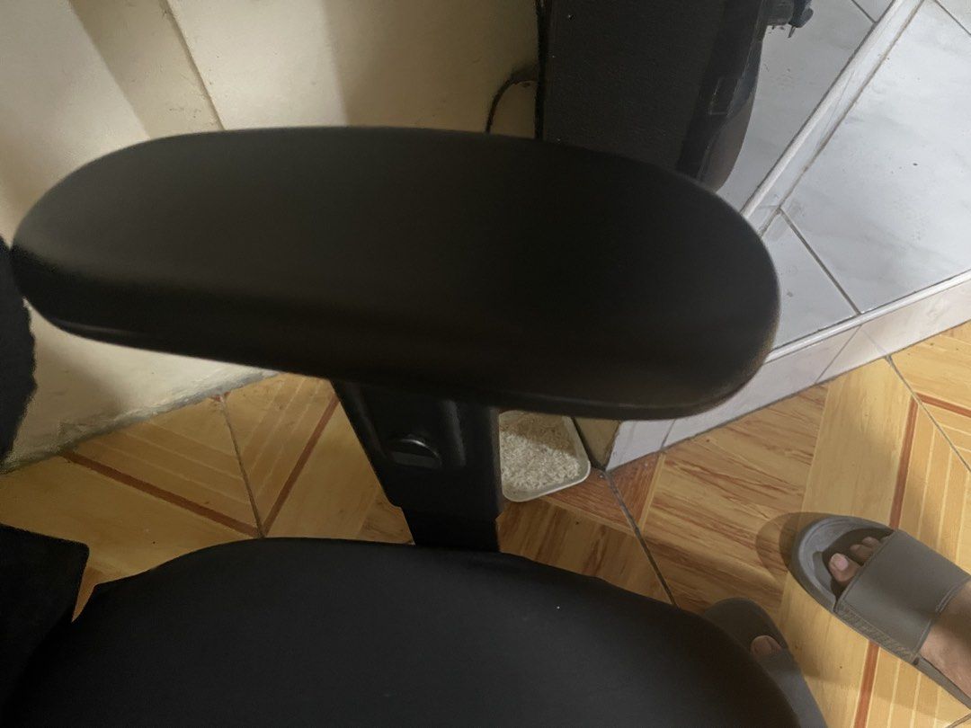 sihoo m18 (Category: Office Furniture & Fixtures) located in Navotas City. Submitted by pmn113 (Listing ID 1442268253, Image 3). Description: sihoo m18 no cracks on armrests with covers for: armrests headrest backrest and seat cushion prefer pick up if lalamove, shouldered by buyer needs cleaning.