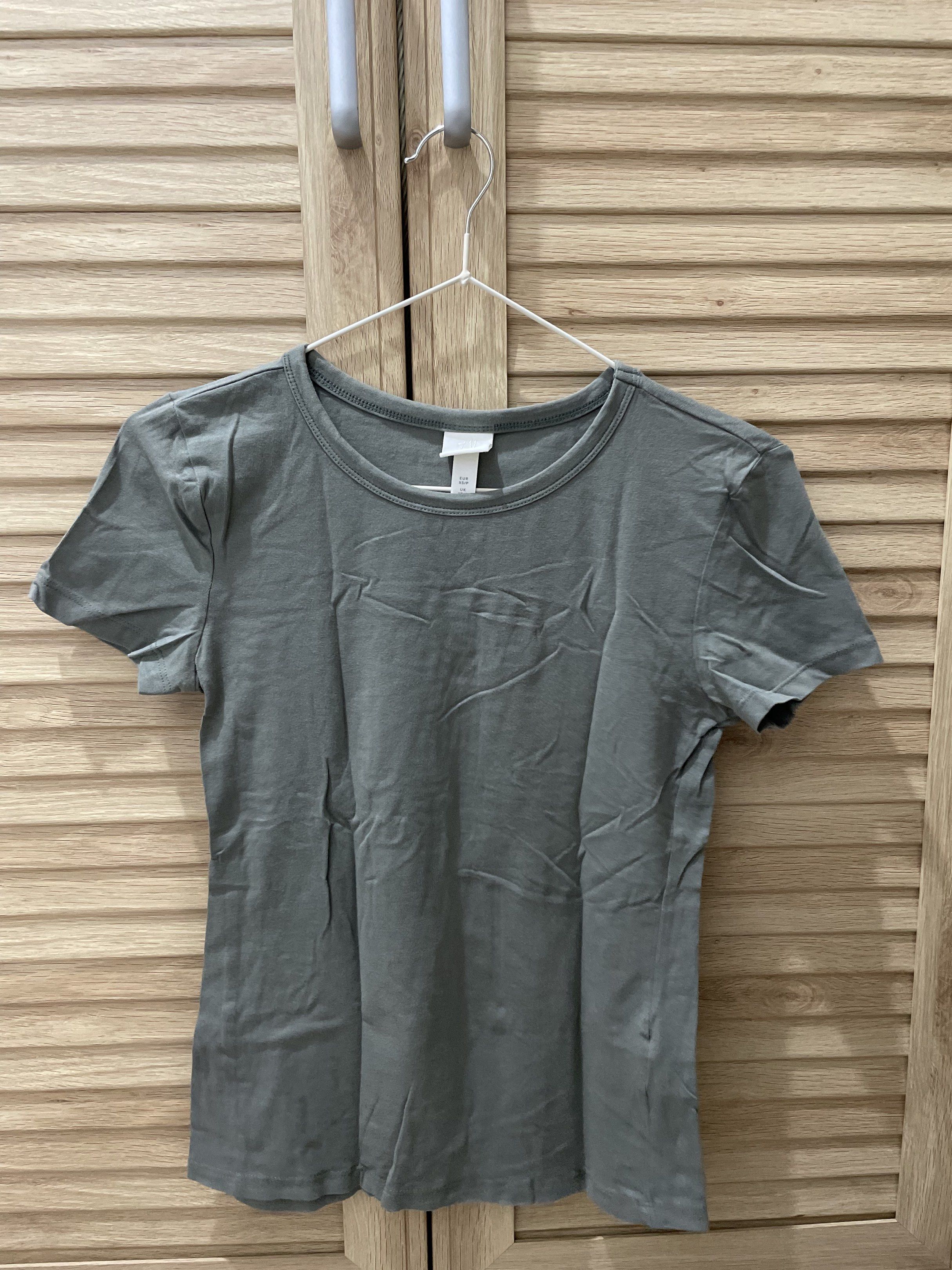 S-M H&M Basics T-Shirt Fitted (Category: Shirts) located in Bacoor. Submitted by poshvault (Listing ID 1442290378, Image 1). Description: -S-M -H&M.